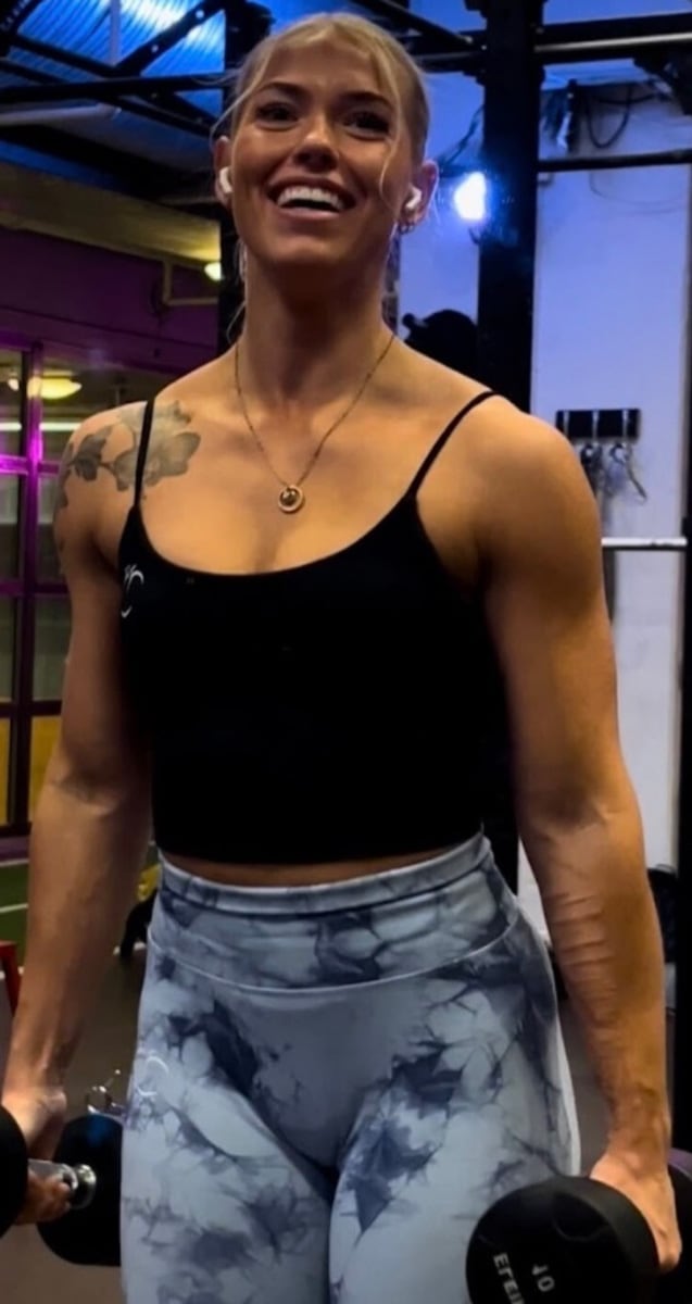 Stine som løfter manualer på gymmet